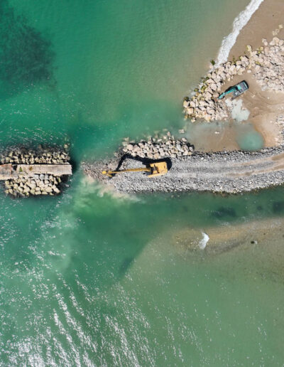 The old groyne is dismantled in sections